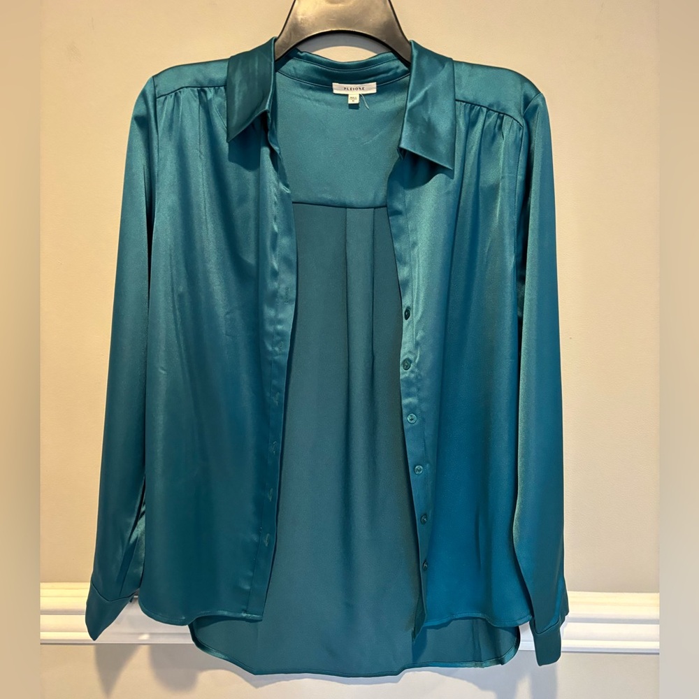 Women's Satin Long Sleeve Button Doen Dressy Top - brand is Pleione Size M -NWOT